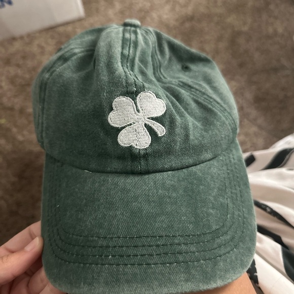 Green Clover Women's Cap - Picture 1 of 2